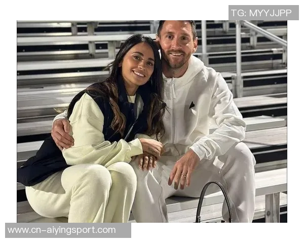 安东内拉社媒分享与梅西甜蜜合影为国家队加油助威 安东内拉社媒分享与梅西甜蜜合影为国家队加油助威