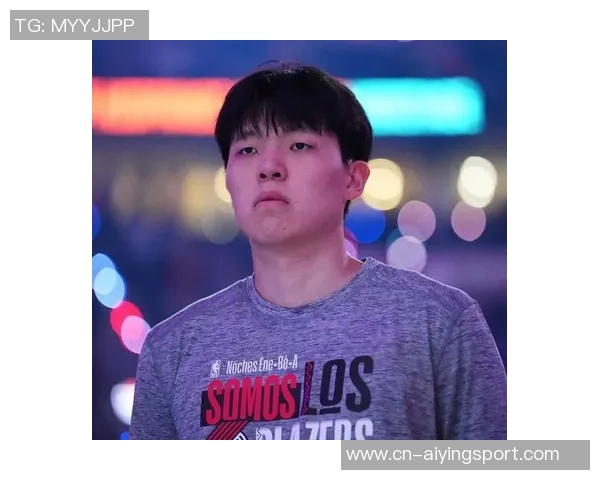 开拓者众将亮相秀场杨瀚森背粉色书包格兰特传统服饰引关注 开拓者众将亮相秀场杨瀚森背粉色书包格兰特传统服饰引关注